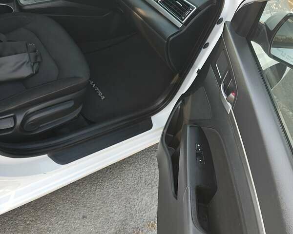 Білий Хендай Елантра, об'ємом двигуна 2 л та пробігом 255 тис. км за 10500 $, фото 14 на Automoto.ua