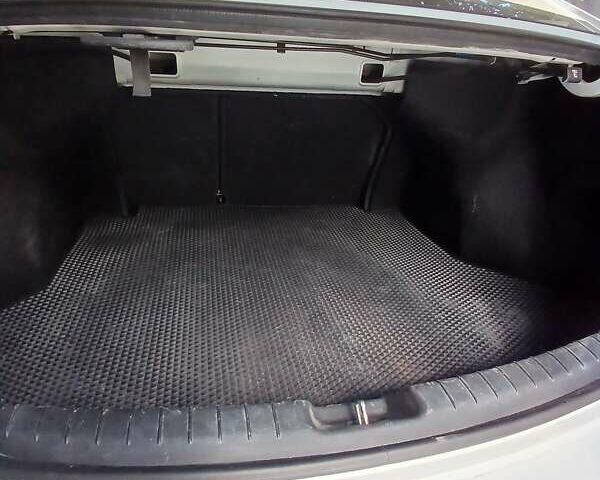 Белый Хендай Элантра, объемом двигателя 2 л и пробегом 200 тыс. км за 9500 $, фото 6 на Automoto.ua