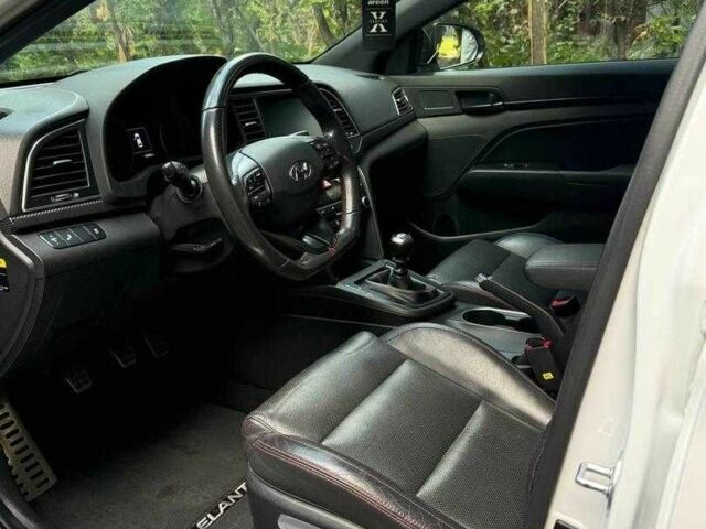 Хендай Элантра 2017 в Ровно на Automoto.ua Белый Хендай Элантра, объемом двигателя 1.6 л и пробегом 174 тыс. км за 6500 $, фото 3 на Automoto.ua
