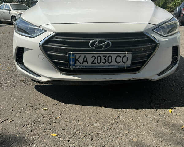 Білий Хендай Елантра, об'ємом двигуна 1.59 л та пробігом 287 тис. км за 10900 $, фото 1 на Automoto.ua
