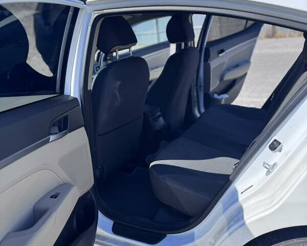 Білий Хендай Елантра, об'ємом двигуна 2 л та пробігом 140 тис. км за 10999 $, фото 7 на Automoto.ua