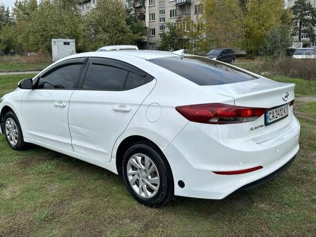 Хендай Элантра 2017 в Киеве на Automoto.ua Белый Хендай Элантра, объемом двигателя 2 л и пробегом 200 тыс. км за 7700 $, фото 3 на Automoto.ua