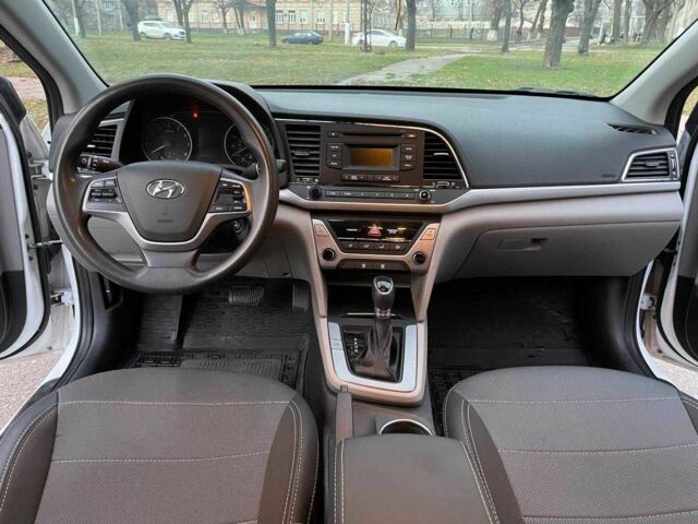 Белый Хендай Элантра, объемом двигателя 2 л и пробегом 130 тыс. км за 11000 $, фото 5 на Automoto.ua