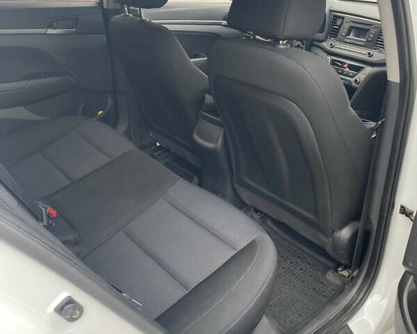 Білий Хендай Елантра, об'ємом двигуна 1.6 л та пробігом 220 тис. км за 11600 $, фото 10 на Automoto.ua