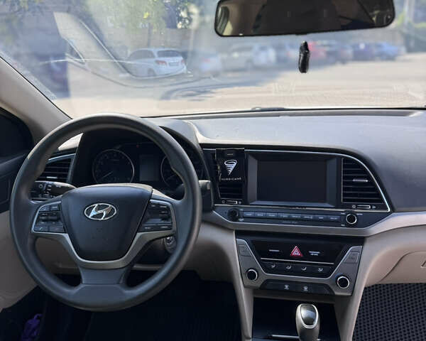 Білий Хендай Елантра, об'ємом двигуна 2 л та пробігом 140 тис. км за 10999 $, фото 8 на Automoto.ua