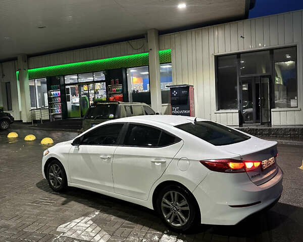 Белый Хендай Элантра, объемом двигателя 2 л и пробегом 110 тыс. км за 8699 $, фото 3 на Automoto.ua