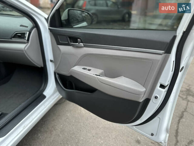 Білий Хендай Елантра, об'ємом двигуна 2 л та пробігом 180 тис. км за 10800 $, фото 20 на Automoto.ua