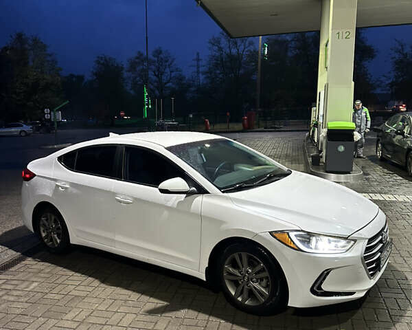 Белый Хендай Элантра, объемом двигателя 2 л и пробегом 110 тыс. км за 8699 $, фото 1 на Automoto.ua