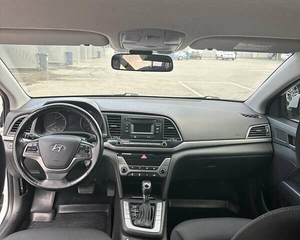 Белый Хендай Элантра, объемом двигателя 2 л и пробегом 140 тыс. км за 12800 $, фото 7 на Automoto.ua