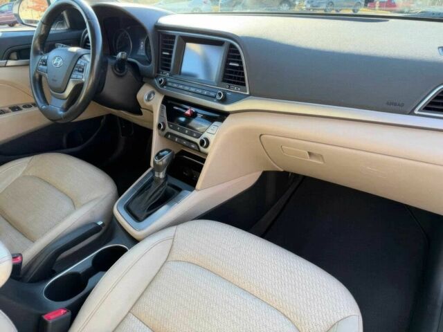 Хендай Элантра 2017 в Львове на Automoto.ua Белый Хендай Элантра, объемом двигателя 2 л и пробегом 55 тыс. км за 1950 $, фото 9 на Automoto.ua