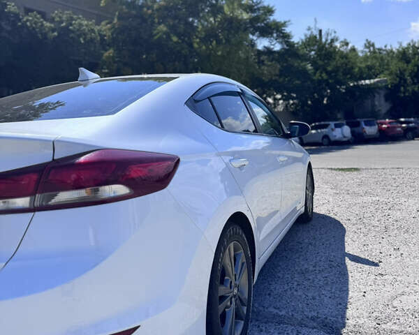 Білий Хендай Елантра, об'ємом двигуна 2 л та пробігом 140 тис. км за 10999 $, фото 4 на Automoto.ua