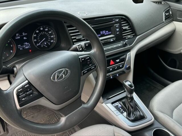 Хендай Элантра 2017 в Киеве на Automoto.ua Белый Хендай Элантра, объемом двигателя 2 л и пробегом 200 тыс. км за 7700 $, фото 10 на Automoto.ua