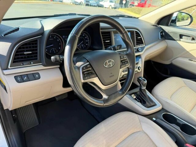 Хендай Элантра 2017 в Тернополе на Automoto.ua Белый Хендай Элантра, объемом двигателя 2 л и пробегом 59 тыс. км за 4000 $, фото 6 на Automoto.ua