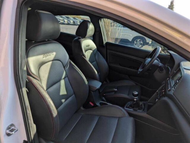 Белый Хендай Элантра, объемом двигателя 1.6 л и пробегом 59 тыс. км за 6000 $, фото 9 на Automoto.ua