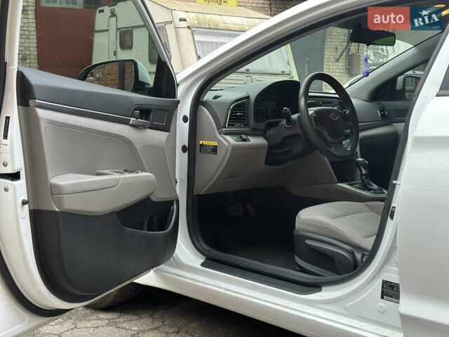 Білий Хендай Елантра, об'ємом двигуна 2 л та пробігом 180 тис. км за 10800 $, фото 10 на Automoto.ua