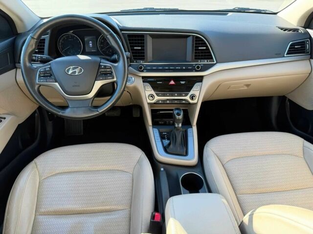 Хендай Элантра 2017 в Тернополе на Automoto.ua Белый Хендай Элантра, объемом двигателя 2 л и пробегом 59 тыс. км за 4000 $, фото 9 на Automoto.ua