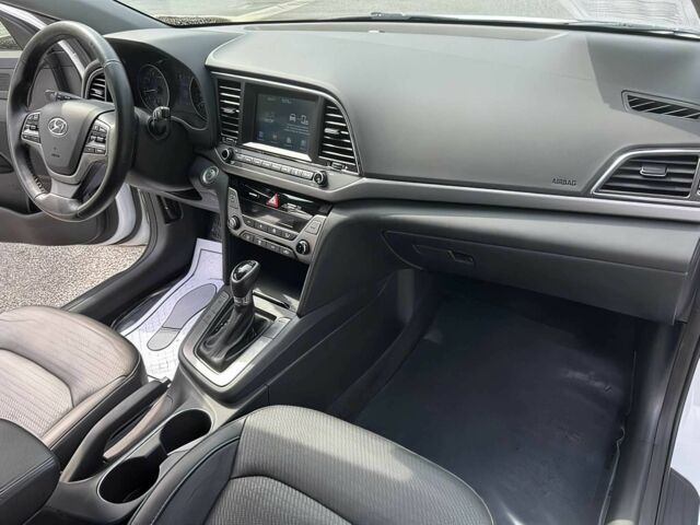 Белый Хендай Элантра, объемом двигателя 2 л и пробегом 53 тыс. км за 5300 $, фото 10 на Automoto.ua