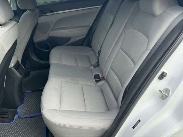 Хендай Элантра 2017 в Киеве на Automoto.ua Белый Хендай Элантра, объемом двигателя 2 л и пробегом 200 тыс. км за 7700 $, фото 5 на Automoto.ua