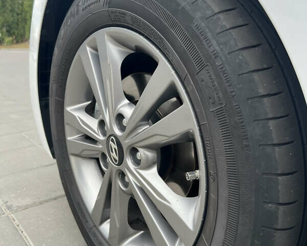 Белый Хендай Элантра, объемом двигателя 1.6 л и пробегом 198 тыс. км за 13000 $, фото 17 на Automoto.ua