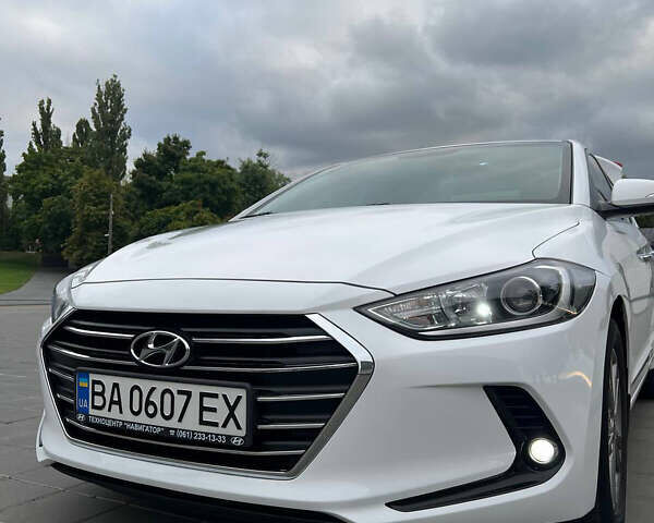 Белый Хендай Элантра, объемом двигателя 1.6 л и пробегом 198 тыс. км за 13000 $, фото 1 на Automoto.ua