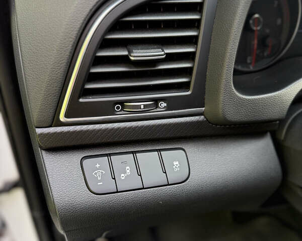 Білий Хендай Елантра, об'ємом двигуна 1.59 л та пробігом 65 тис. км за 14600 $, фото 24 на Automoto.ua