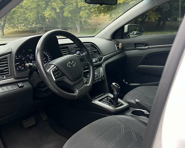 Белый Хендай Элантра, объемом двигателя 1.6 л и пробегом 198 тыс. км за 13000 $, фото 9 на Automoto.ua