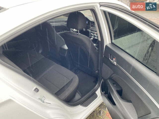 Белый Хендай Элантра, объемом двигателя 2 л и пробегом 82 тыс. км за 14200 $, фото 9 на Automoto.ua