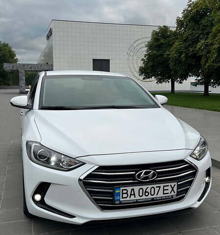 Белый Хендай Элантра, объемом двигателя 1.6 л и пробегом 198 тыс. км за 13000 $, фото 2 на Automoto.ua