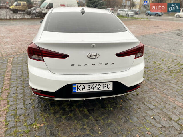 Белый Хендай Элантра, объемом двигателя 2 л и пробегом 82 тыс. км за 14200 $, фото 3 на Automoto.ua