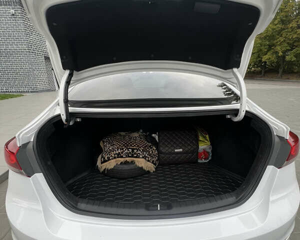 Белый Хендай Элантра, объемом двигателя 1.6 л и пробегом 198 тыс. км за 13000 $, фото 8 на Automoto.ua