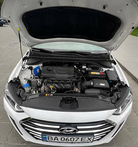 Белый Хендай Элантра, объемом двигателя 1.6 л и пробегом 198 тыс. км за 13000 $, фото 5 на Automoto.ua