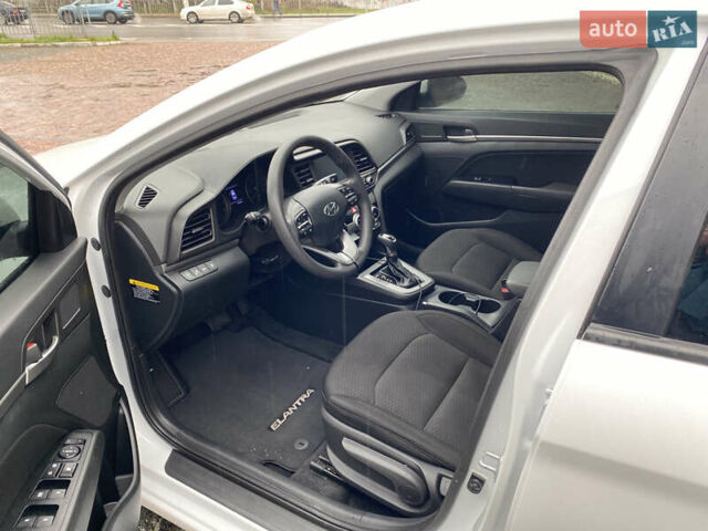 Белый Хендай Элантра, объемом двигателя 2 л и пробегом 82 тыс. км за 14200 $, фото 5 на Automoto.ua