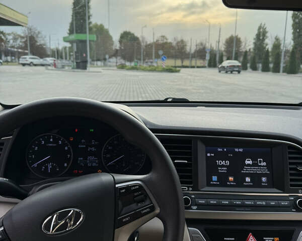 Белый Хендай Элантра, объемом двигателя 2 л и пробегом 100 тыс. км за 11900 $, фото 8 на Automoto.ua