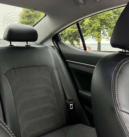 Белый Хендай Элантра, объемом двигателя 1.6 л и пробегом 198 тыс. км за 13000 $, фото 13 на Automoto.ua