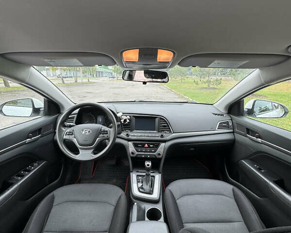Белый Хендай Элантра, объемом двигателя 2 л и пробегом 150 тыс. км за 12300 $, фото 10 на Automoto.ua
