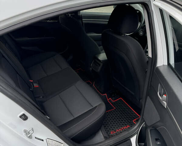 Белый Хендай Элантра, объемом двигателя 2 л и пробегом 150 тыс. км за 12300 $, фото 8 на Automoto.ua