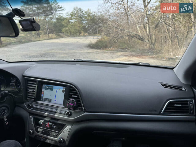 Білий Хендай Елантра, об'ємом двигуна 2 л та пробігом 108 тис. км за 12000 $, фото 5 на Automoto.ua