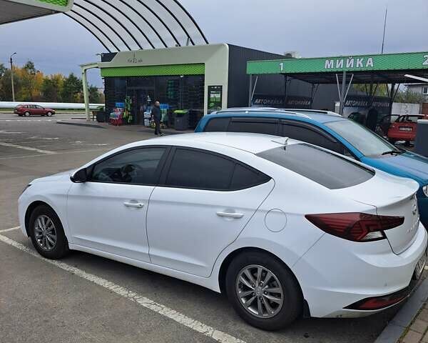 Белый Хендай Элантра, объемом двигателя 1.59 л и пробегом 140 тыс. км за 13900 $, фото 2 на Automoto.ua