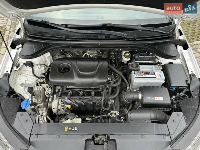 Белый Хендай Элантра, объемом двигателя 1.59 л и пробегом 140 тыс. км за 14500 $, фото 19 на Automoto.ua