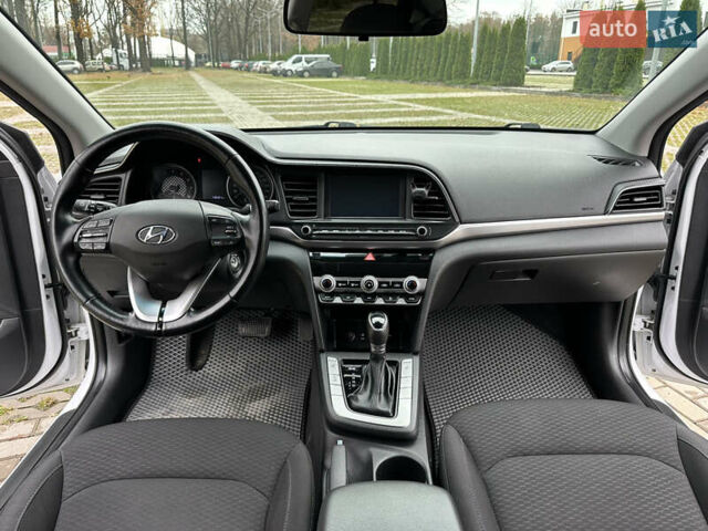 Белый Хендай Элантра, объемом двигателя 1.59 л и пробегом 140 тыс. км за 14500 $, фото 9 на Automoto.ua