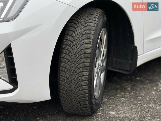 Белый Хендай Элантра, объемом двигателя 1.59 л и пробегом 247 тыс. км за 12500 $, фото 4 на Automoto.ua