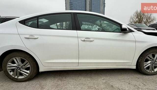 Белый Хендай Элантра, объемом двигателя 2 л и пробегом 164 тыс. км за 9400 $, фото 11 на Automoto.ua