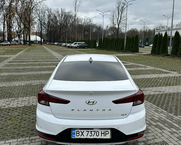 Белый Хендай Элантра, объемом двигателя 1.59 л и пробегом 140 тыс. км за 14500 $, фото 4 на Automoto.ua