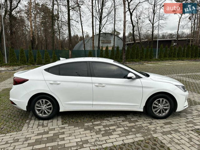 Белый Хендай Элантра, объемом двигателя 1.59 л и пробегом 140 тыс. км за 14500 $, фото 5 на Automoto.ua