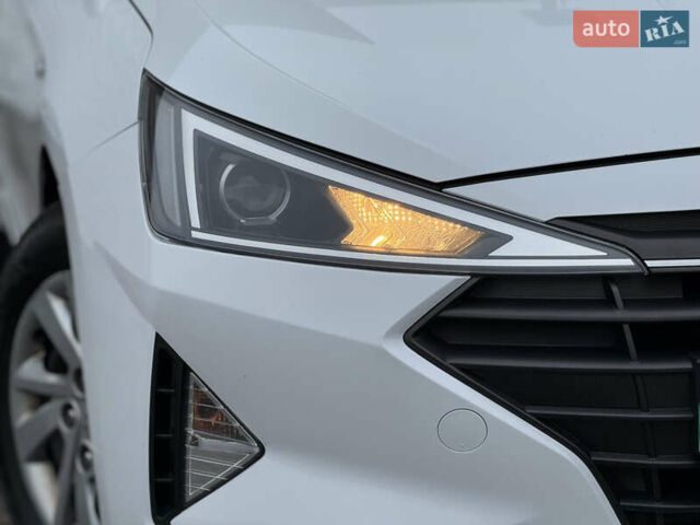 Белый Хендай Элантра, объемом двигателя 1.59 л и пробегом 247 тыс. км за 12500 $, фото 3 на Automoto.ua