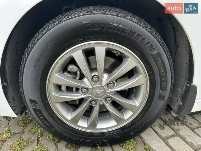 Белый Хендай Элантра, объемом двигателя 1.59 л и пробегом 140 тыс. км за 14500 $, фото 21 на Automoto.ua