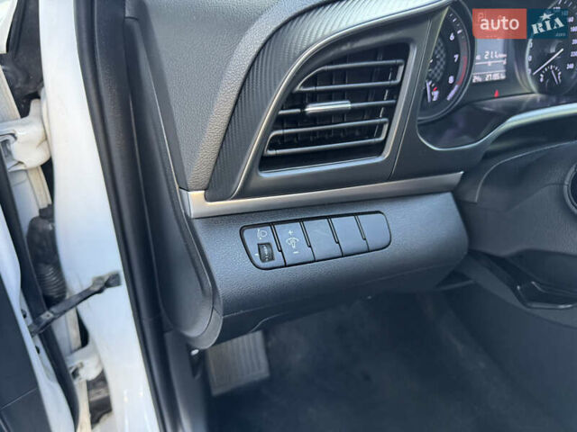 Білий Хендай Елантра, об'ємом двигуна 1.59 л та пробігом 270 тис. км за 12500 $, фото 17 на Automoto.ua