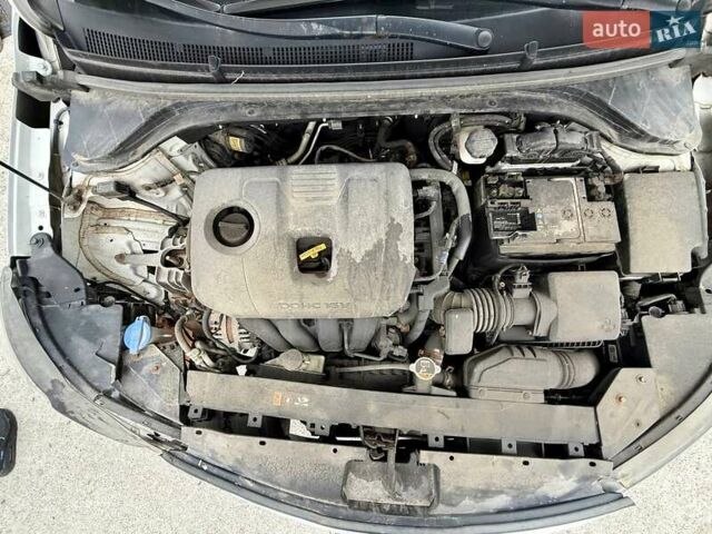 Белый Хендай Элантра, объемом двигателя 2 л и пробегом 164 тыс. км за 9400 $, фото 18 на Automoto.ua