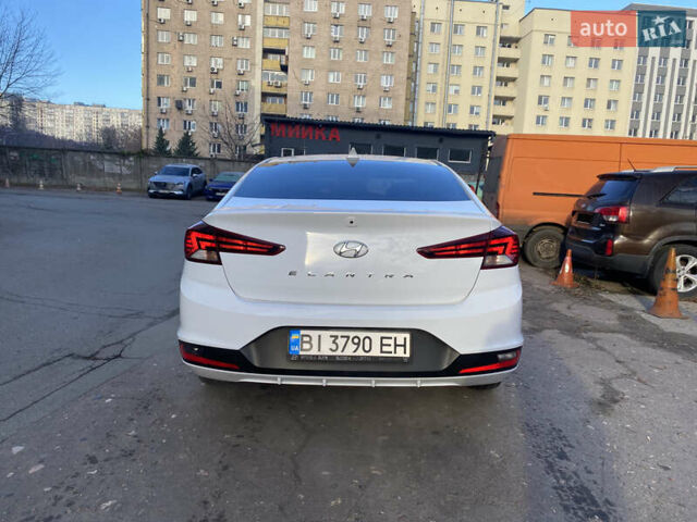 Белый Хендай Элантра, объемом двигателя 1.59 л и пробегом 132 тыс. км за 13500 $, фото 4 на Automoto.ua