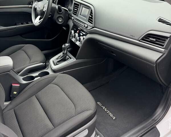 Белый Хендай Элантра, объемом двигателя 2 л и пробегом 96 тыс. км за 13800 $, фото 19 на Automoto.ua